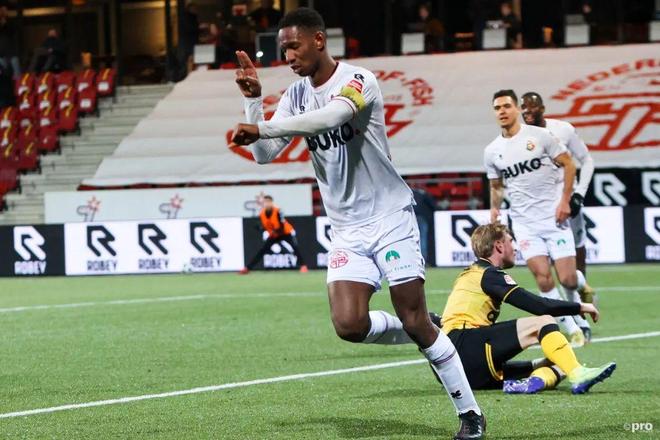 露了一些短 露了一些短